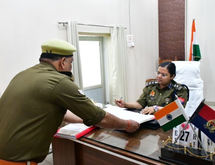 लखीमपुर खीरी: पुलिस लाइन की विभिन्न शाखाओ व कार्यालयों का भ्रमण कर अभिलेखों का अवलोकन करते हुए दिए गए अवश्यक दिशा निर्देश ।