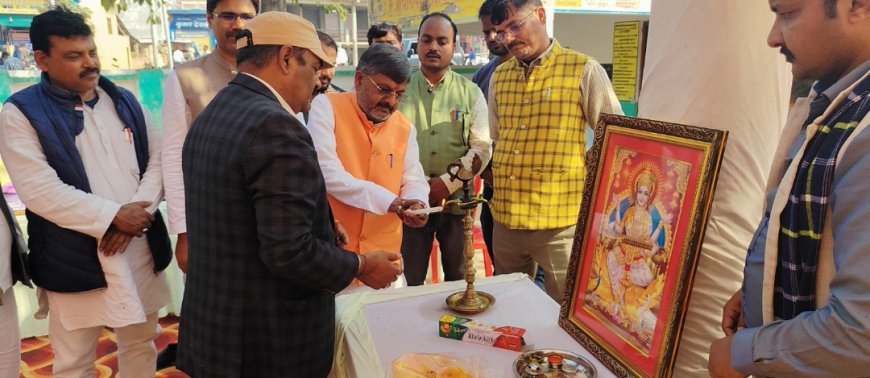 अयोध्या: रुदौली-मवई में हमारा आंगन, हमारे बच्चे कार्यक्रम, विधायक रामचंद्र यादव ने बच्चों को वितरित की शैक्षिक सामग्री