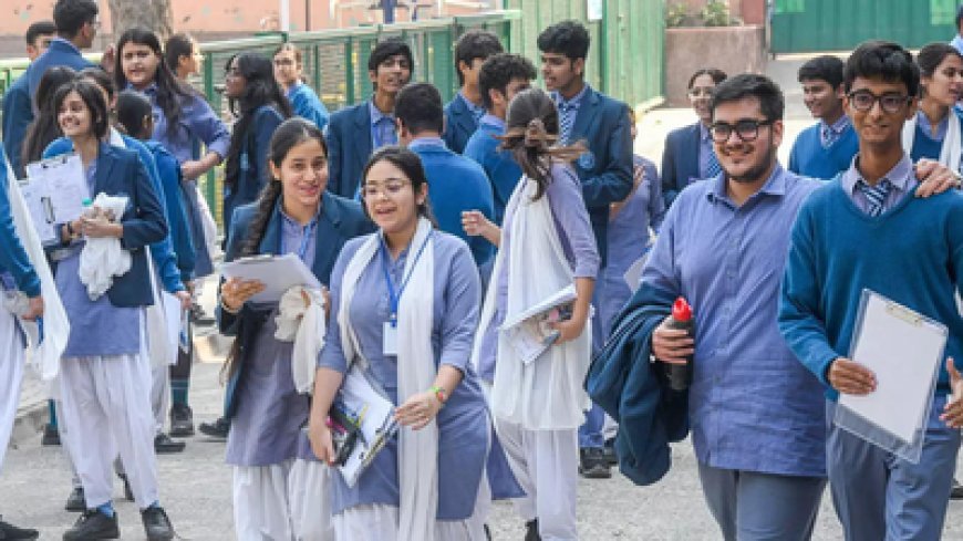 UP Board Exam 2026: यूपी बोर्ड का बड़ा फैसला, सेंटर पर देरी और बिना एडमिट कार्ड के पहुंचने वाले छात्रों को ऐतिहासिक राहत, अब नहीं छूटेगी परीक्षा