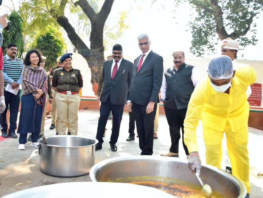 लखीमपुर खीरी: प्रशासनिक न्यायमूर्ति ने जिला कारागार का किया औचक निरीक्षण