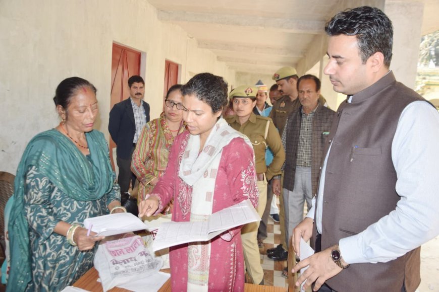 लखीमपुर खीरी: विशेष अभियान में डीएम ने किया बूथों का औचक निरीक्षण