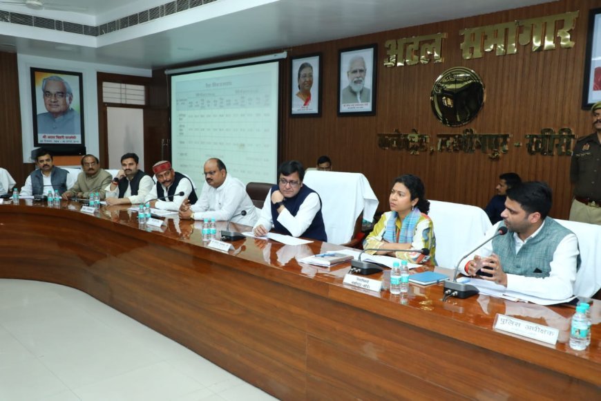 लखीमपुर खीरी: प्रभारी मंत्री ने विकास योजनाओं की समीक्षा की, डीएम की पहल सराही