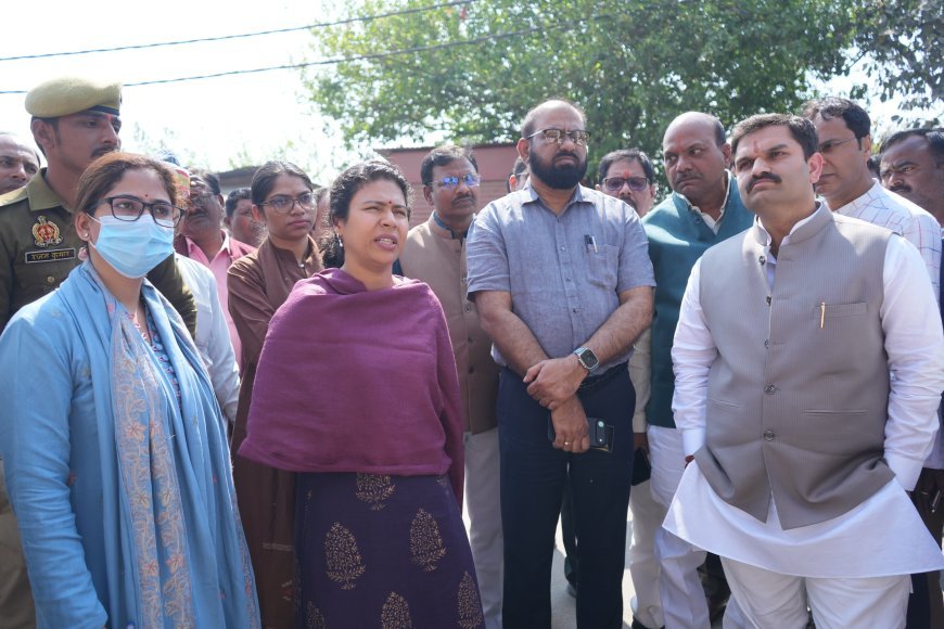 लखीमपुर खीरी: डीएम दुर्गा शक्ति नागपाल व विधायक अमन गिरी ने परखी शिव मंदिर कॉरिडोर की रफ्तार