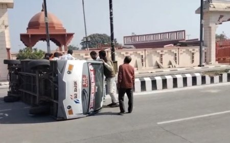 अयोध्या में बेकाबू आस्था रथ पलटा, दो श्रद्धालुओं के पैर टूटे, कई गंभीर घायल