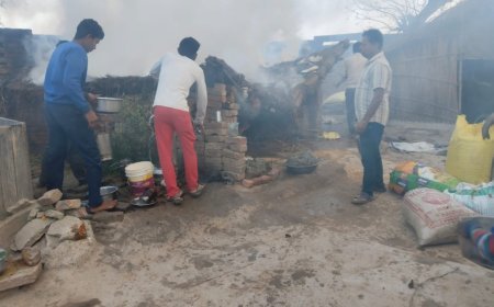 शाहजहांपुर: जलालाबाद के गांव बझेड़ा महुआ डांडी में झोपड़ीदार मकान में भीषण आग, नगदी व अनाज सहित हजारों का सामान राख