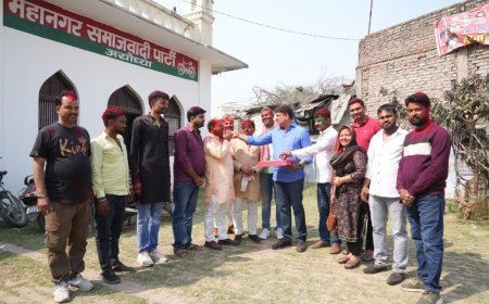 अयोध्या में समाजवादी पार्टी कार्यालय पर मनाई गई होली, पूर्व मंत्री तेज नारायण पांडे ‘पवन’ ने दिया भाईचारे का संदेश