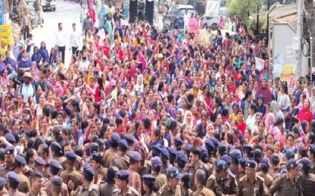 Dehradun Protest: आंगनबाड़ी कार्यकर्ताओं का हल्ला बोल, CM आवास की ओर कूच; पुलिस ने रास्ते में रोका