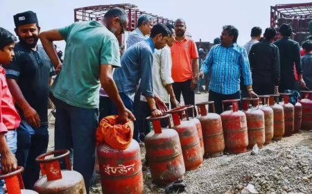 Bihar News: गैस सिलेंडर को लेकर पटना में हंगामा, सड़क जाम; मुजफ्फरपुर में प्रशासन ने लागू की नई व्यवस्था