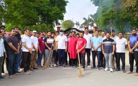 अयोध्या: कुलपति के साथ साथ छात्र छात्राओं के की सफाई, दिया स्वच्छता का सन्देश