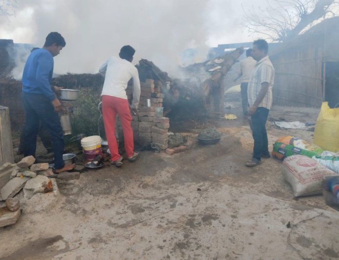 शाहजहांपुर: जलालाबाद के गांव बझेड़ा महुआ डांडी में झोपड़ीदार मकान में भीषण आग, नगदी व अनाज सहित हजारों का सामान राख