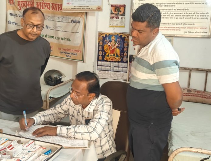 देवरिया: सीएमओ ने मुख्यमंत्री जन आरोग्य मेले का किया निरीक्षण