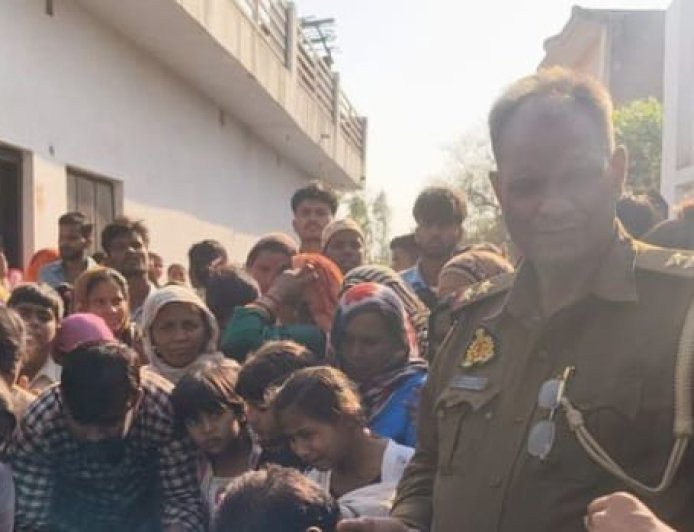 लखीमपुर खीरी : दरवाजे पर खेल रही मासूम को ट्रैक्टर ने कुचला, चालक फरार