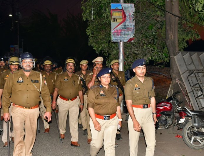 होली और रमजान से पहले पुलिस अलर्ट, जनपद में फ्लैग मार्च