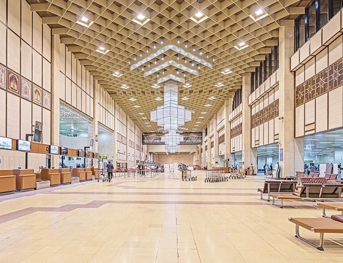 कराची एयरपोर्ट पर फंसे 8 भारतीय यात्री: मिडिल ईस्ट तनाव के बीच अजरबैजान की फ्लाइट डायवर्ट