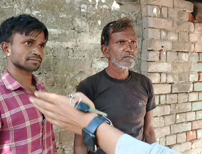 शाहजहांपुर : 12 पत्थर चौराहे पर बाइक टक्कर के बाद बवाल, मारपीट में पिता-पुत्र घायल; वीडियो वायरल