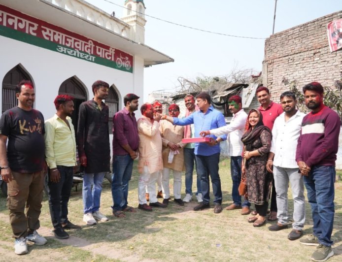 अयोध्या में समाजवादी पार्टी कार्यालय पर मनाई गई होली, पूर्व मंत्री तेज नारायण पांडे ‘पवन’ ने दिया भाईचारे का संदेश