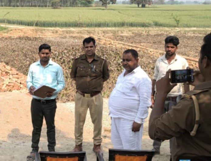 गांव मलेवा में अन्नपूर्णा भवन के लिए प्रस्तावित भूमि से अवैध कब्जा हटाया, राजस्व टीम ने पुलिस के साथ चलाया अभियान