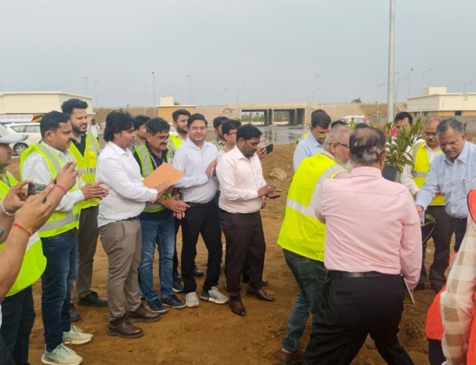 शाहजहांपुर : जलालाबाद क्षेत्र में  गंगा एक्सप्रेसवे का सीईओ मनोज कुमार सिंह ने किया व्यापक निरीक्षण, अप्रैल में उद्घाटन की तैयारी जोरों पर