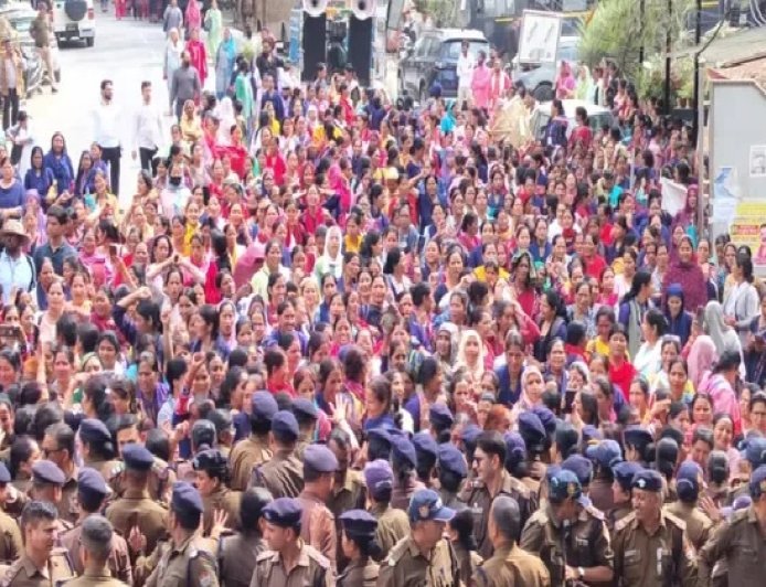 Dehradun Protest: आंगनबाड़ी कार्यकर्ताओं का हल्ला बोल, CM आवास की ओर कूच; पुलिस ने रास्ते में रोका