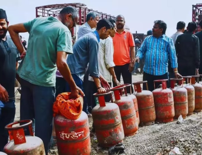 Bihar News: गैस सिलेंडर को लेकर पटना में हंगामा, सड़क जाम; मुजफ्फरपुर में प्रशासन ने लागू की नई व्यवस्था