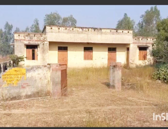 शाहजहांपुर : गांव भटा देवर मे लाखों की बारात घर जर्जर, प्रधान पुत्र-VDO की मनमानी से ताला लटका