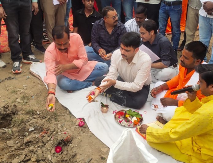 विधायक योगेश वर्मा व सीडीओ अभिषेक कुमार ने विधिवत पूजन कर की शुरुआत