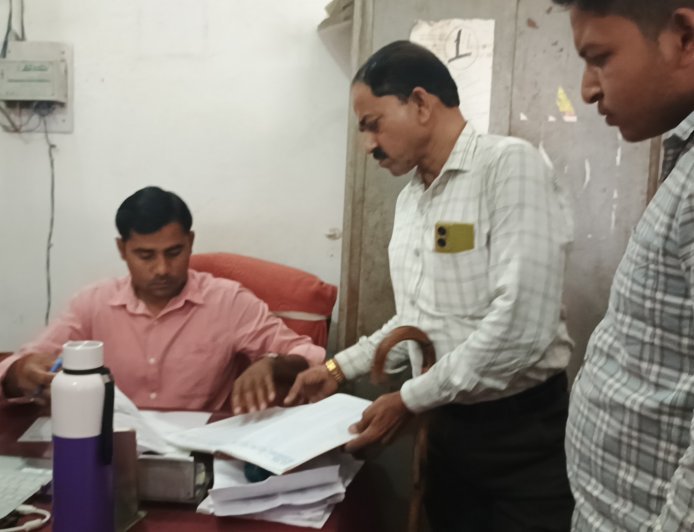 जलालाबाद मे राशन कार्ड से नाम कटने से गरीब उपभोक्ता परेशान, पूर्ति अधिकारी बोले- सरकार का ऑटोमेटिक सिस्टम