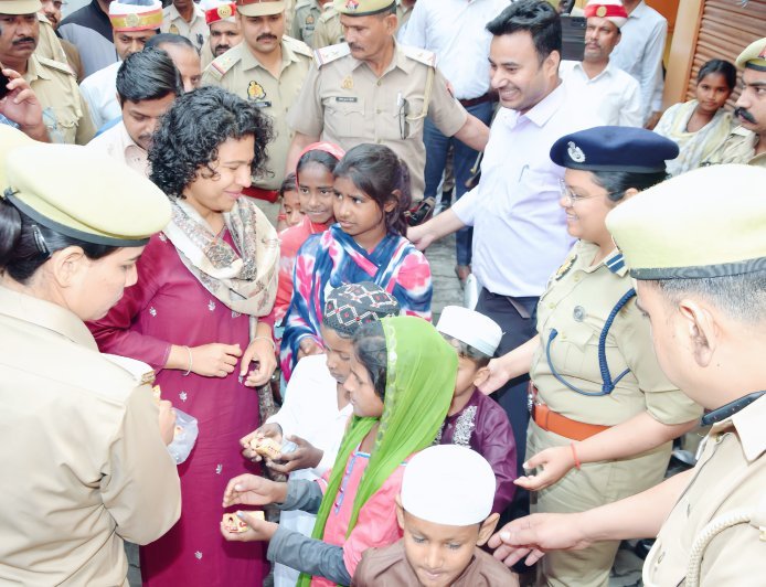 डीएम-एसपी ने दी मुबारकबाद, बांटी खुशियां