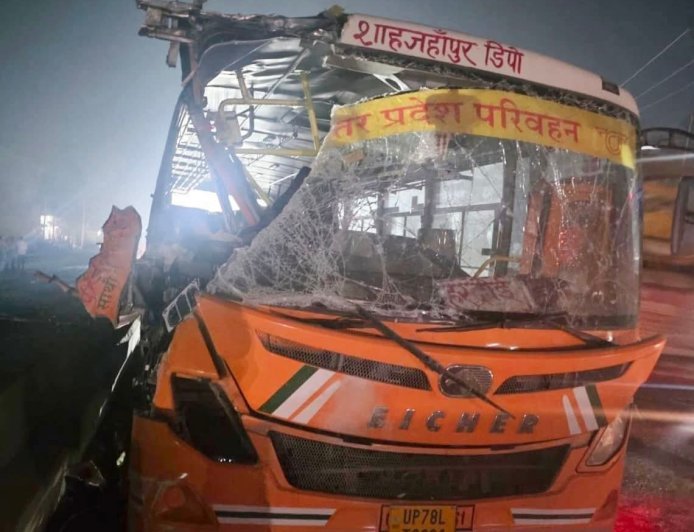 शाहजहांपुर, अचल वार्ता। कांट क्षेत्र जेसीबी, टैंकर और रोडवेज बस की जोरदार टक्कर, 1 की मौत, 8 घायल