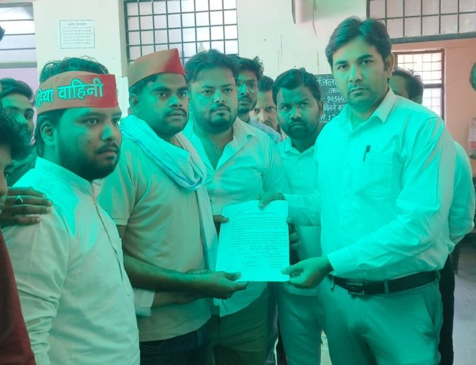 शहीदों की प्रतिमाओं पर बर्बरता के खिलाफ समाजवादी लोहिया वाहिनी का आक्रोश, एसडीएम जलालाबाद को सौंपा ज्ञापन