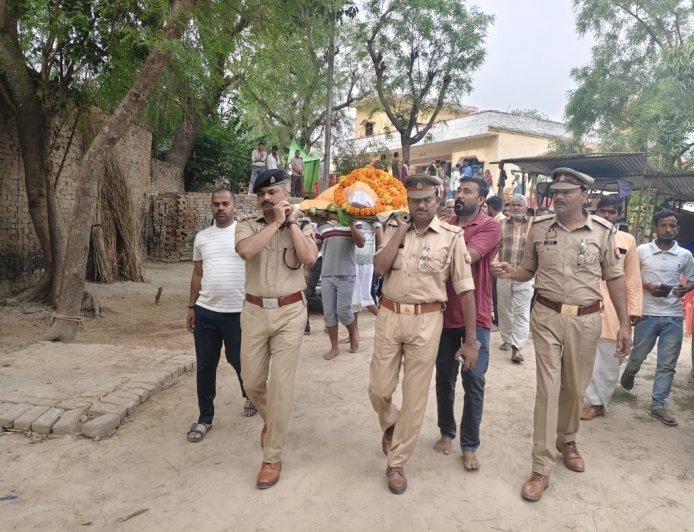 सुल्तानपुर: इलाज के दौरान आरक्षी कपिल दूबे का निधन, पैतृक गांव पहुंचा शव तो मचा कोहराम