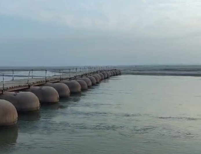 पीलीभीत : शारदा का जलस्तर बढ़ने पेंटून पुल पर खतरा—रात में सफर से बचें