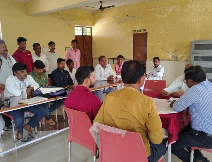जलालाबाद के गांव इमलिया में चकबन्दी चौपाल: ग्रामीणों की मांगें सुनीं, निस्तारण के निर्देश