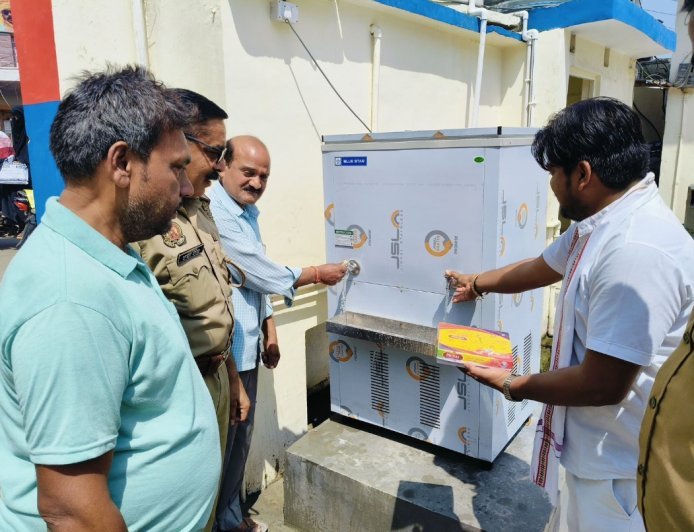 अयोध्या : आमजन के लिए वाटर कूलर  स्थापित, सभासद ने किया उद्घाटन