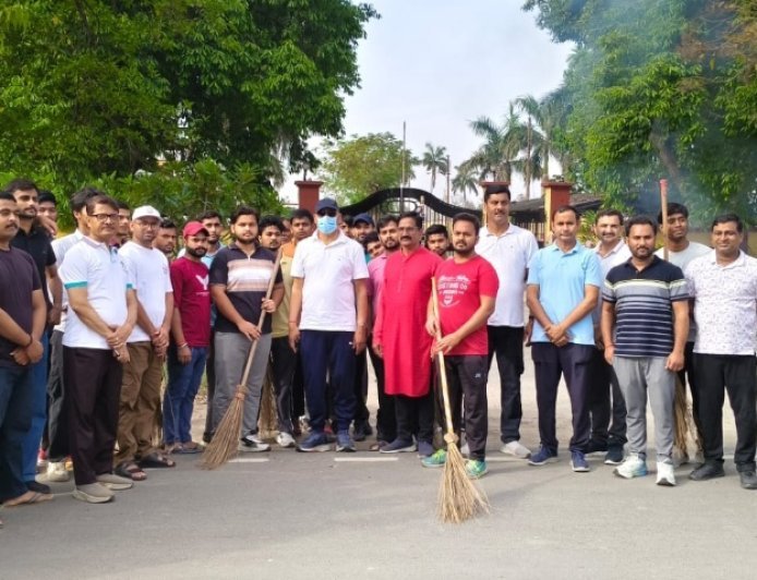 अयोध्या: कुलपति के साथ साथ छात्र छात्राओं के की सफाई, दिया स्वच्छता का सन्देश