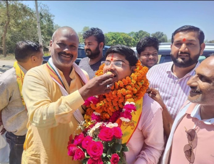 अयोध्या : नेवरा में पीसीएस उत्तीर्ण बीडीओ नीरज जायसवाल का भव्य स्वागत