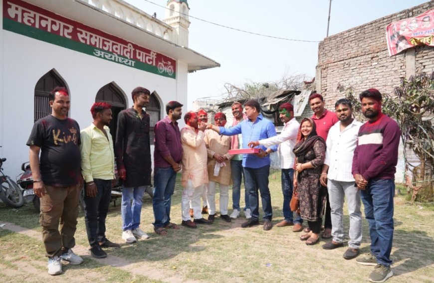अयोध्या में समाजवादी पार्टी कार्यालय पर मनाई गई होली, पूर्व मंत्री तेज नारायण पांडे ‘पवन’ ने दिया भाईचारे का संदेश
