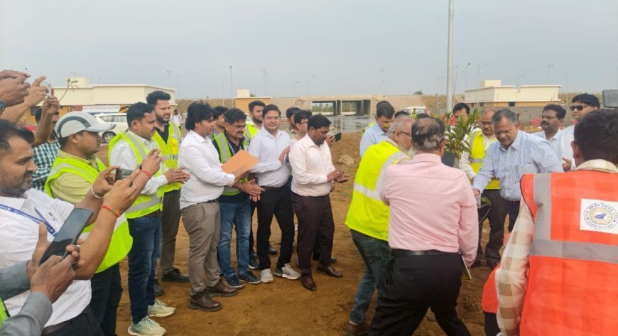 शाहजहांपुर : जलालाबाद क्षेत्र में  गंगा एक्सप्रेसवे का सीईओ मनोज कुमार सिंह ने किया व्यापक निरीक्षण, अप्रैल में उद्घाटन की तैयारी जोरों पर