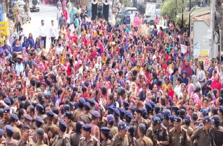 Dehradun Protest: आंगनबाड़ी कार्यकर्ताओं का हल्ला बोल, CM आवास की ओर कूच; पुलिस ने रास्ते में रोका
