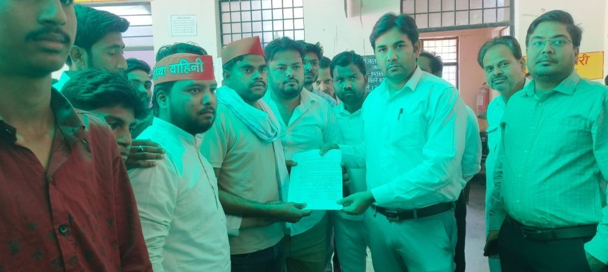 शहीदों की प्रतिमाओं पर बर्बरता के खिलाफ समाजवादी लोहिया वाहिनी का आक्रोश, एसडीएम जलालाबाद को सौंपा ज्ञापन