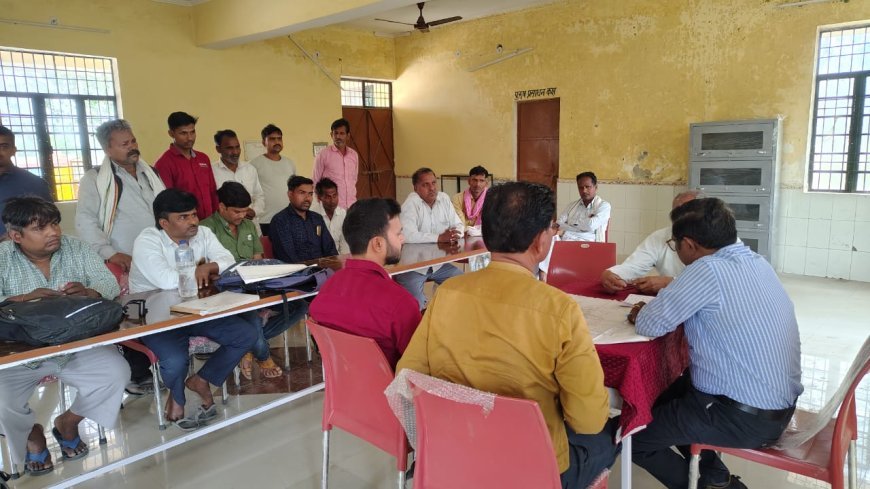 जलालाबाद के गांव इमलिया में चकबन्दी चौपाल: ग्रामीणों की मांगें सुनीं, निस्तारण के निर्देश