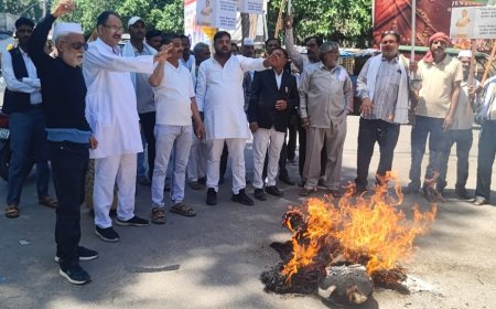 लखीमपुर खीरी: खड़गे पर टिप्पणी के विरोध में कांग्रेस का प्रदर्शन, किया पुतला दहन