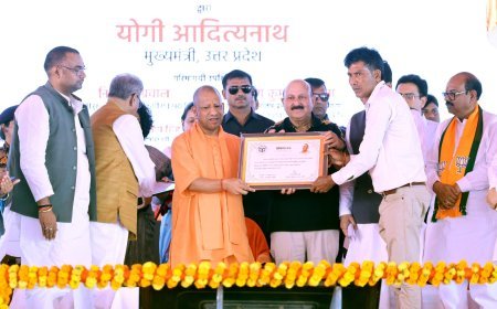 सीएम के हाथों सम्मानित हुए विभिन्न योजनाओं के लाभार्थी