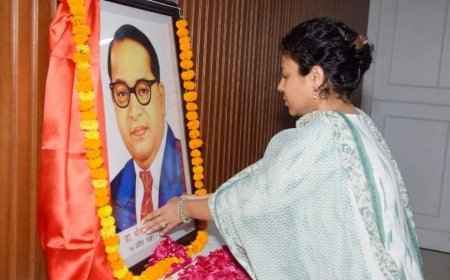 आंबेडकर जयंती पर अधिकारियों ने दी श्रद्धांजलि, डीएम ने किया आह्वान