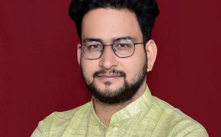 जर्जर सड़कों पर पार्षद का विरोध