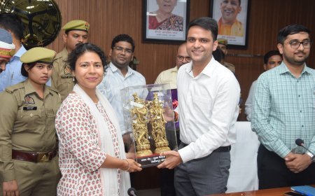 डीएम दुर्गा शक्ति नागपाल को विदाई