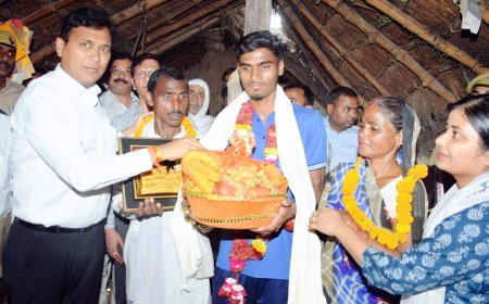 डीएम ने टॉपर को घर जाकर सराहा