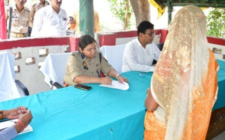 लखीमपुर खीरी: थाना समाधान दिवस में डीएम-एसपी सख्त