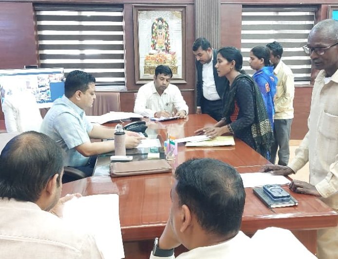 अयोध्या : जिलाधिकारी ने सुनी जनता की समस्याएं, दिए निस्तारण के निर्देश