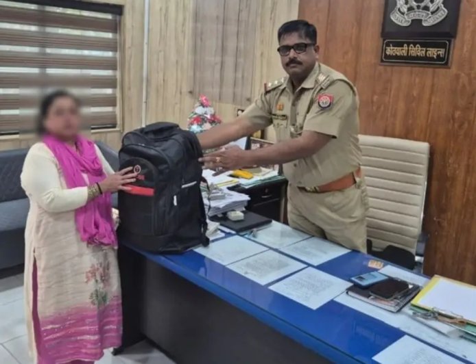 मुरादाबाद : सिविल लाइन्स पुलिस ने महिला का 50 हजार रुपये से भरा गुम बैग लौटाया